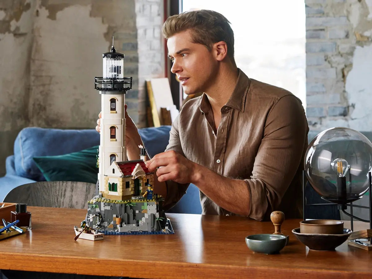 LEGO Ideas 21335 Motorised Lighthouse set, image 18