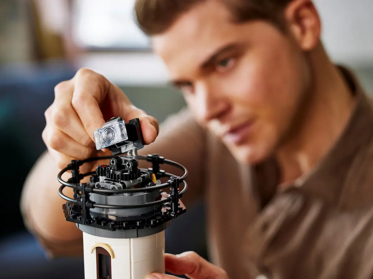 LEGO Ideas 21335 Motorised Lighthouse set, image 10