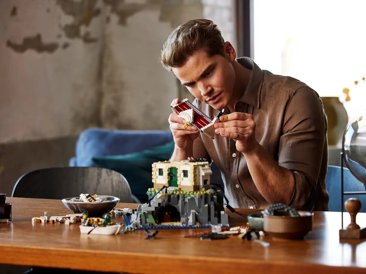LEGO Ideas 21335 Motorised Lighthouse set, image 7
