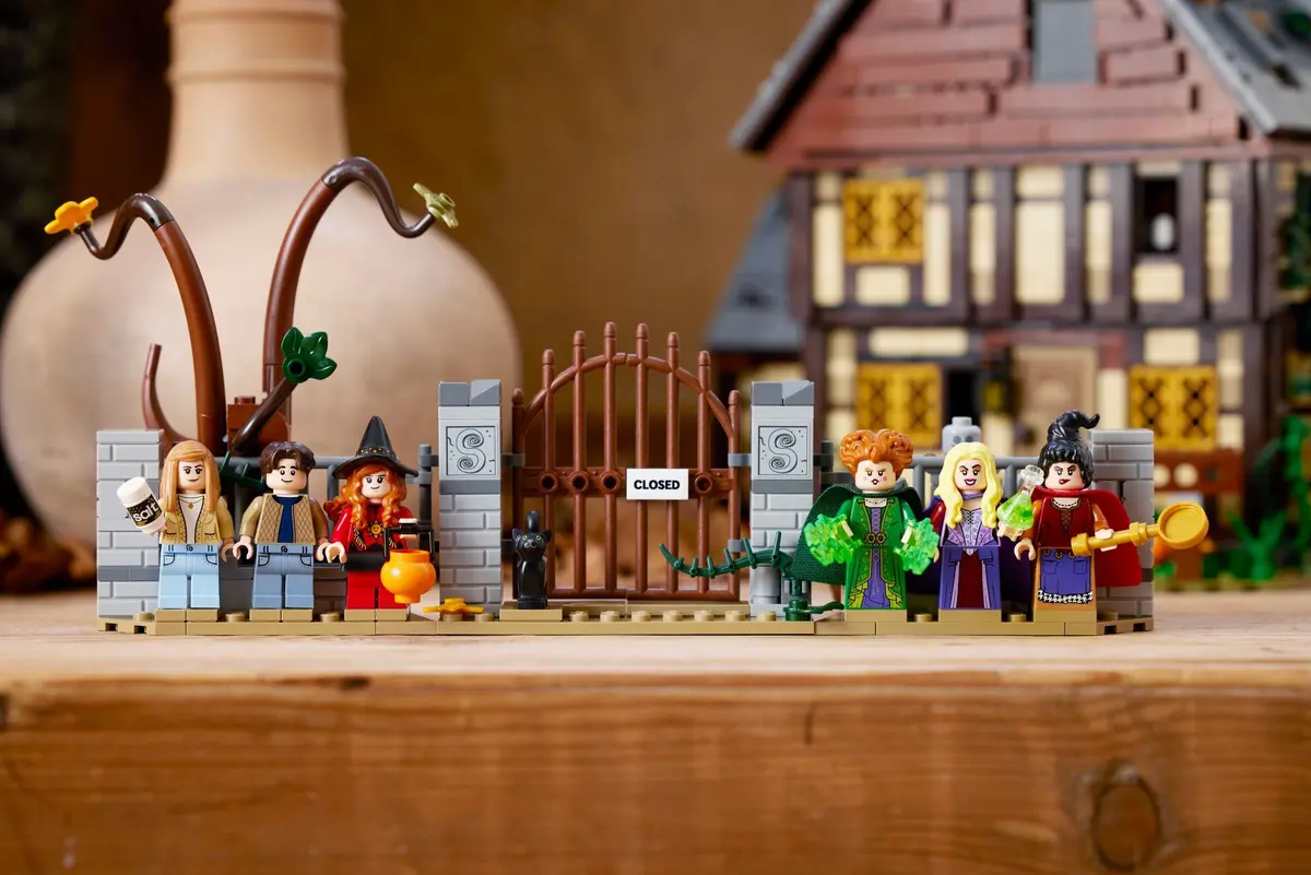 LEGO Ideas 21341 Disney Hocus Pocus: The Sanderson Sisters' Cottage set, image 24