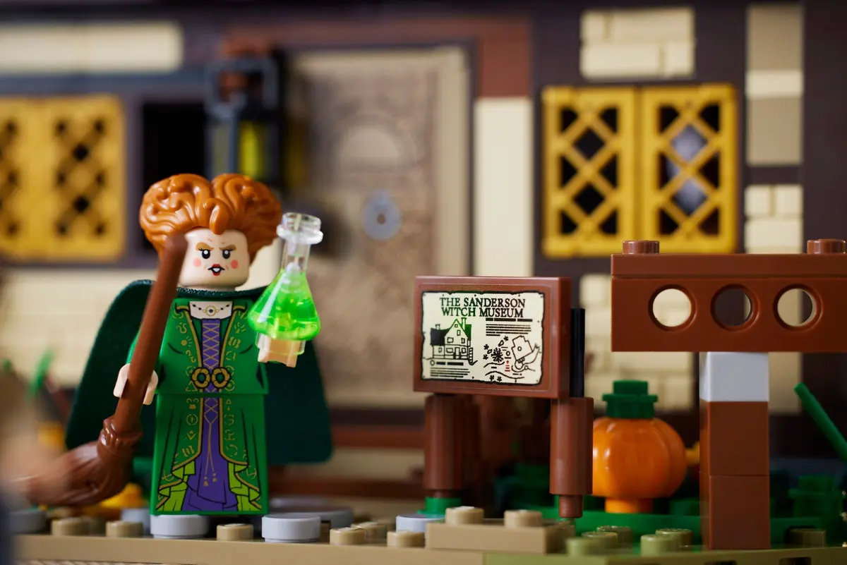 LEGO Ideas 21341 Disney Hocus Pocus: The Sanderson Sisters' Cottage set, image 17