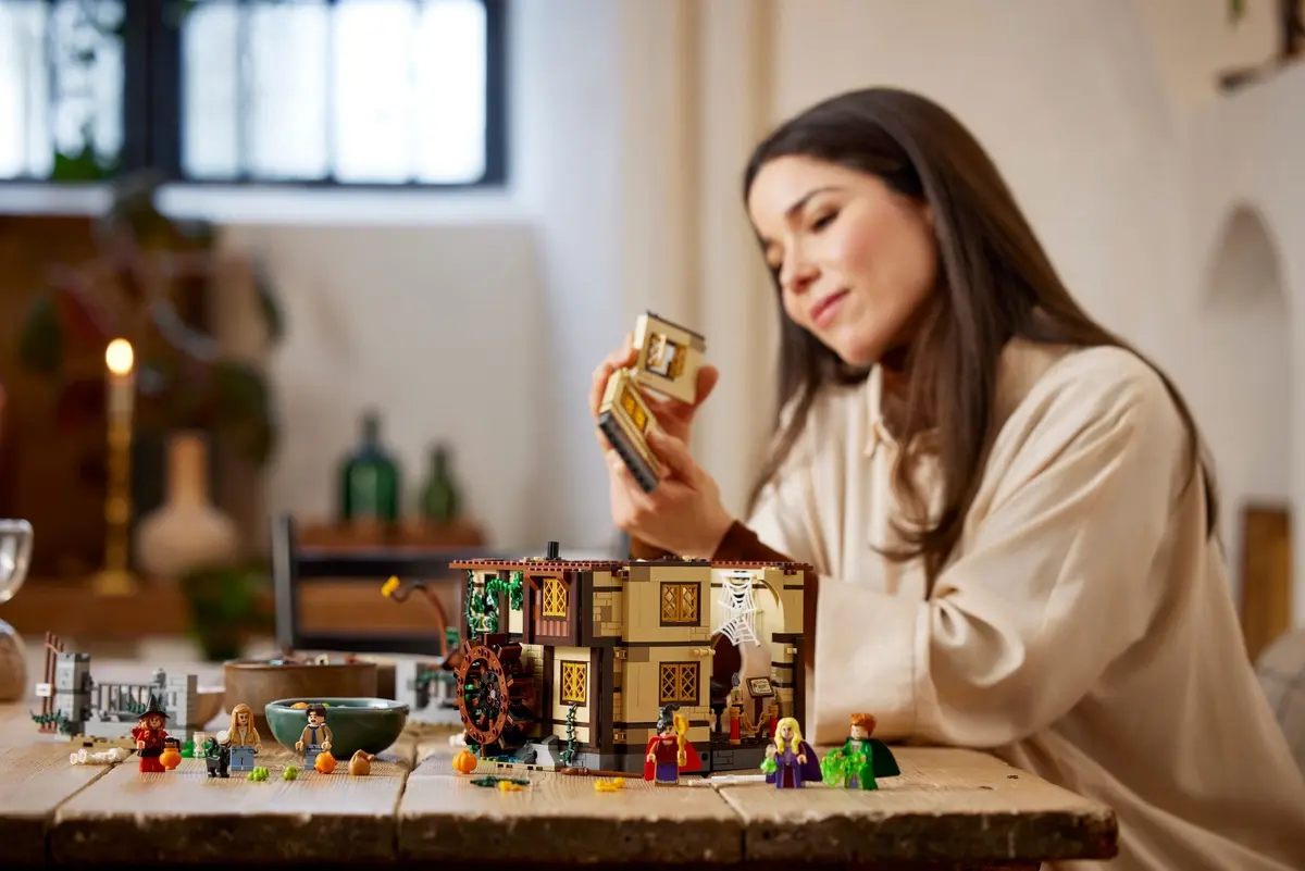 LEGO Ideas 21341 Disney Hocus Pocus: The Sanderson Sisters' Cottage set, image 21