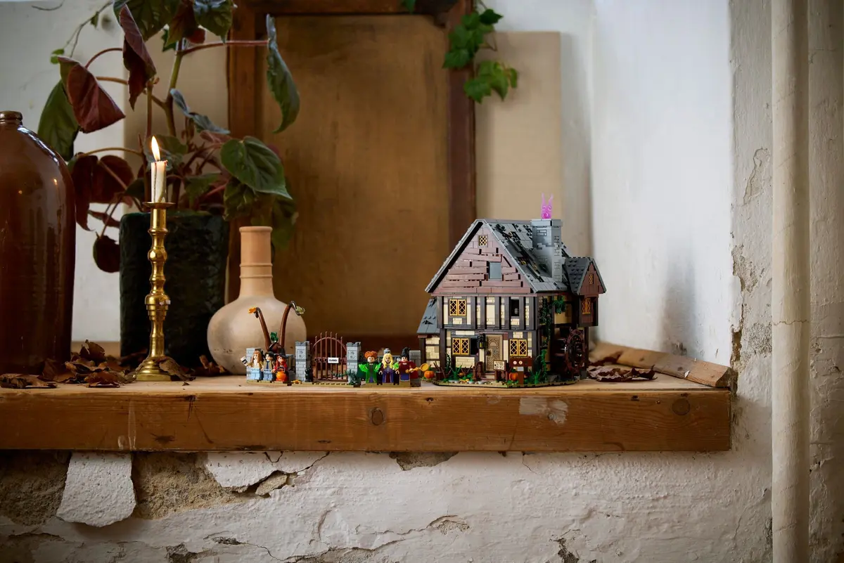 LEGO Ideas 21341 Disney Hocus Pocus: The Sanderson Sisters' Cottage set, image 23