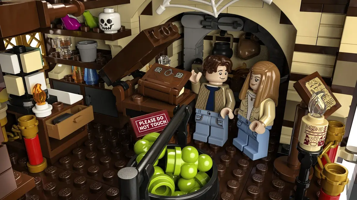 LEGO Ideas 21341 Disney Hocus Pocus: The Sanderson Sisters' Cottage set, image 6