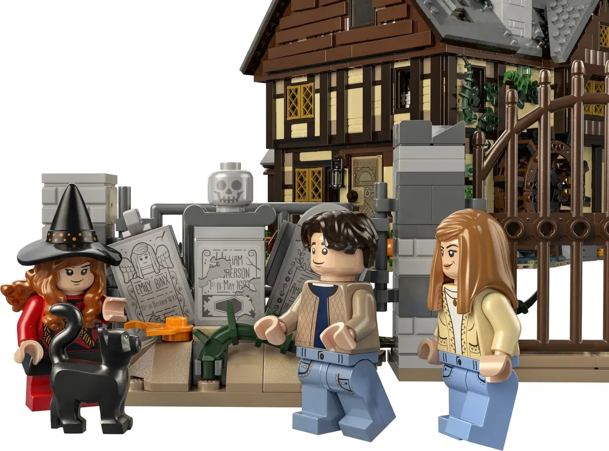LEGO Ideas 21341 Disney Hocus Pocus: The Sanderson Sisters' Cottage set, image 7