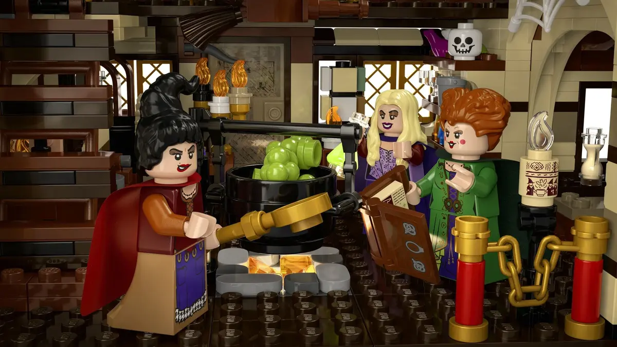 LEGO Ideas 21341 Disney Hocus Pocus: The Sanderson Sisters' Cottage set, image 8