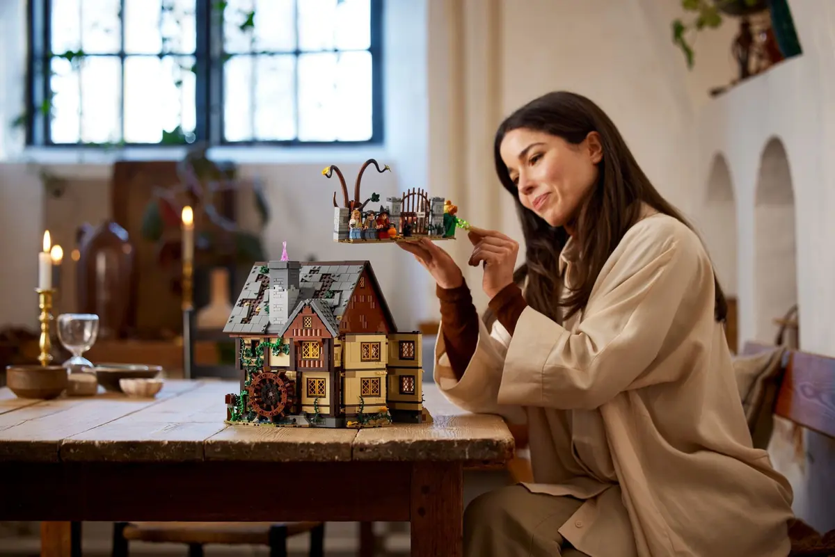 LEGO Ideas 21341 Disney Hocus Pocus: The Sanderson Sisters' Cottage set, image 14