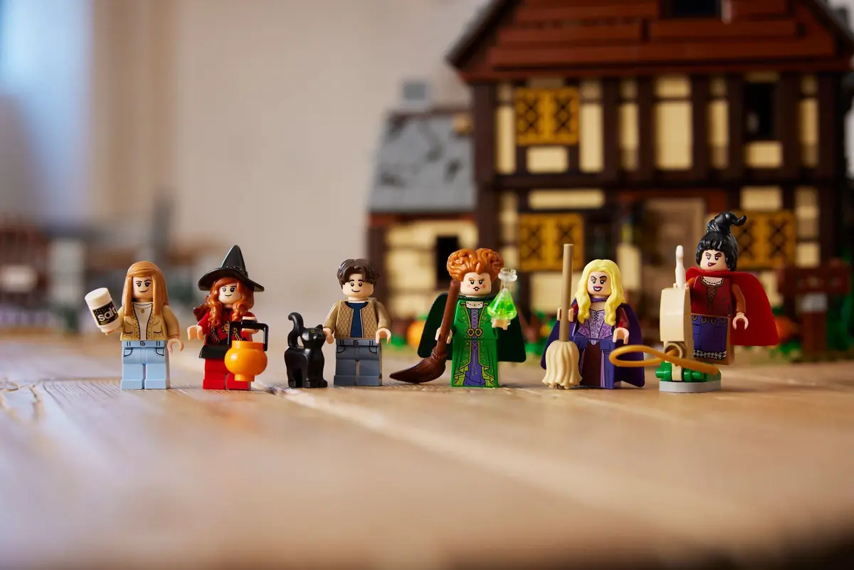 LEGO Ideas 21341 Disney Hocus Pocus: The Sanderson Sisters' Cottage set, image 16