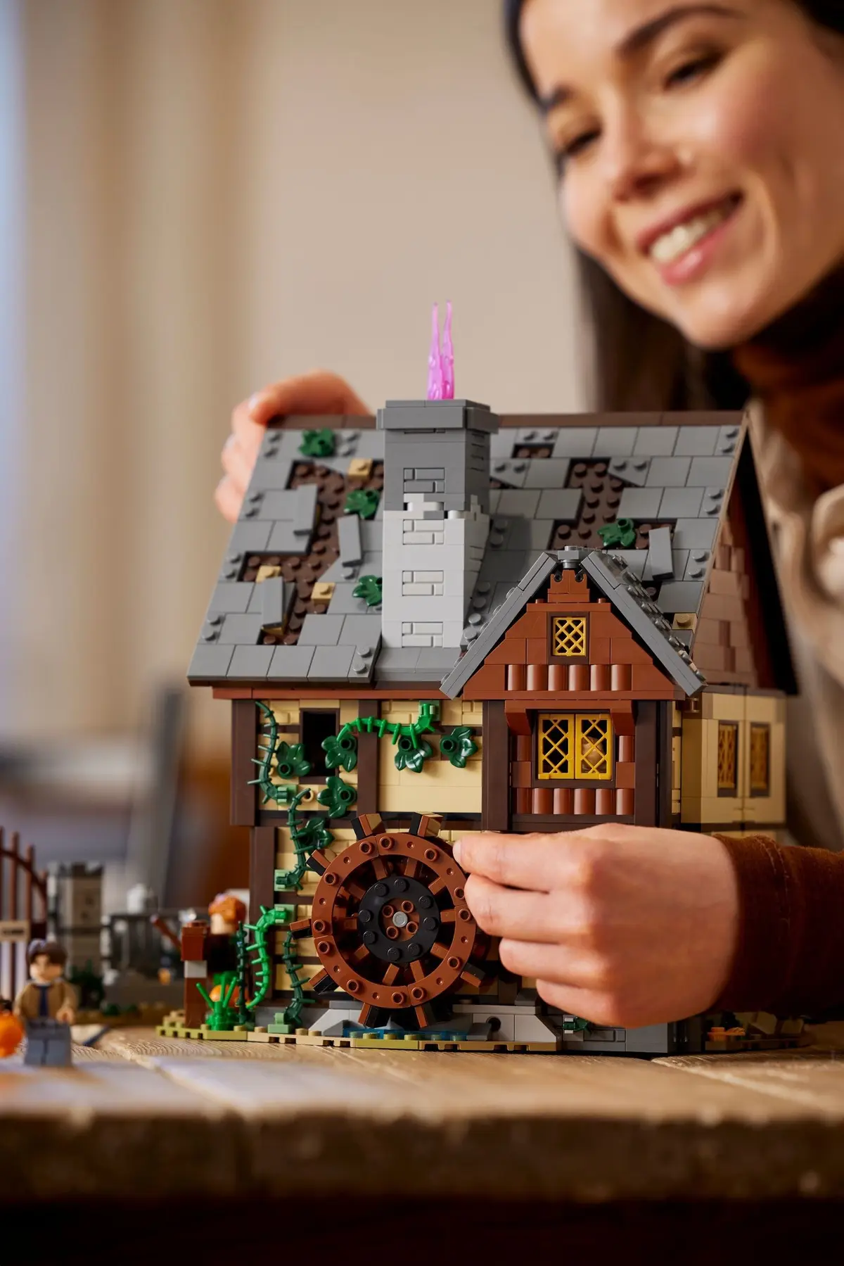 LEGO Ideas 21341 Disney Hocus Pocus: The Sanderson Sisters' Cottage set, image 18