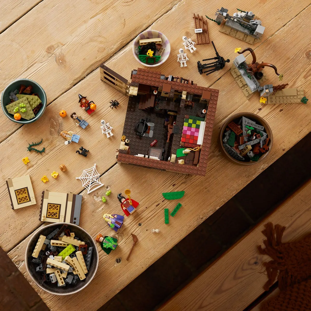 LEGO Ideas 21341 Disney Hocus Pocus: The Sanderson Sisters' Cottage set, image 26