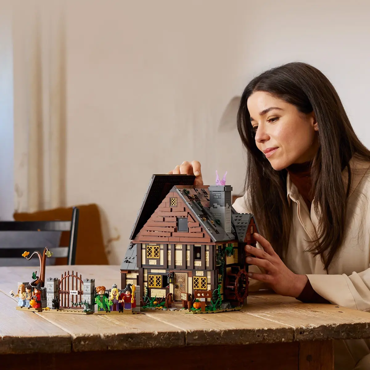 LEGO Ideas 21341 Disney Hocus Pocus: The Sanderson Sisters' Cottage set, image 27