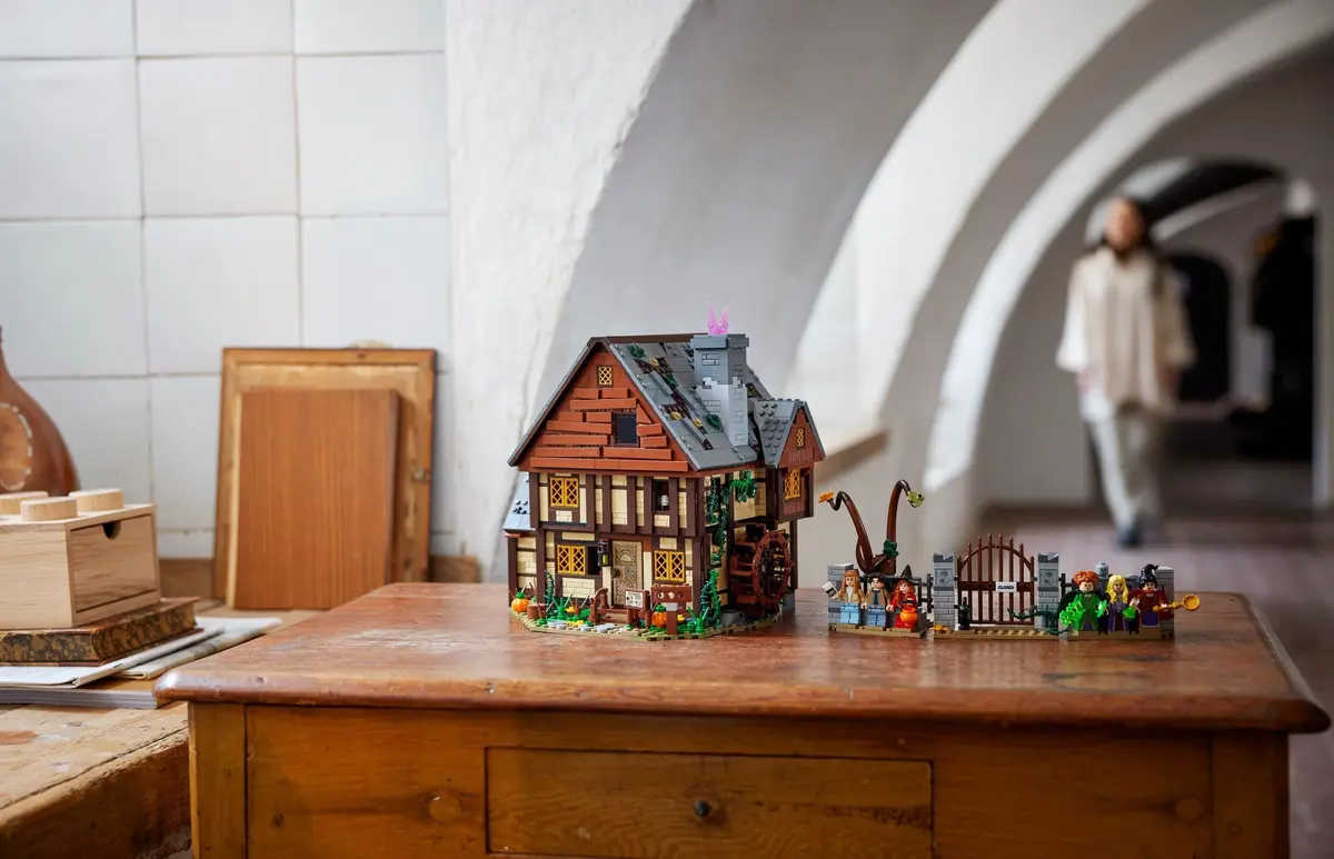 LEGO Ideas 21341 Disney Hocus Pocus: The Sanderson Sisters' Cottage set, image 25