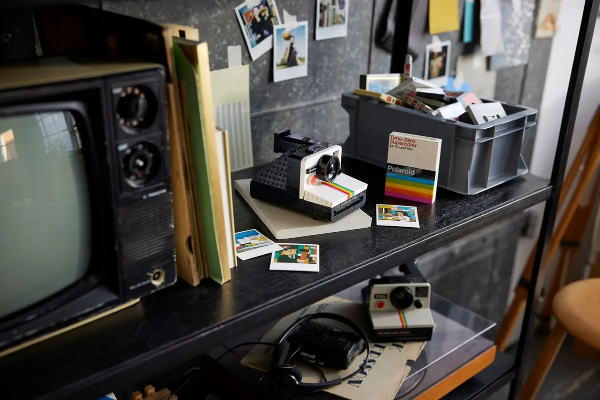 LEGO Ideas 21345 Polaroid OneStep SX-70 Camera set, image 10