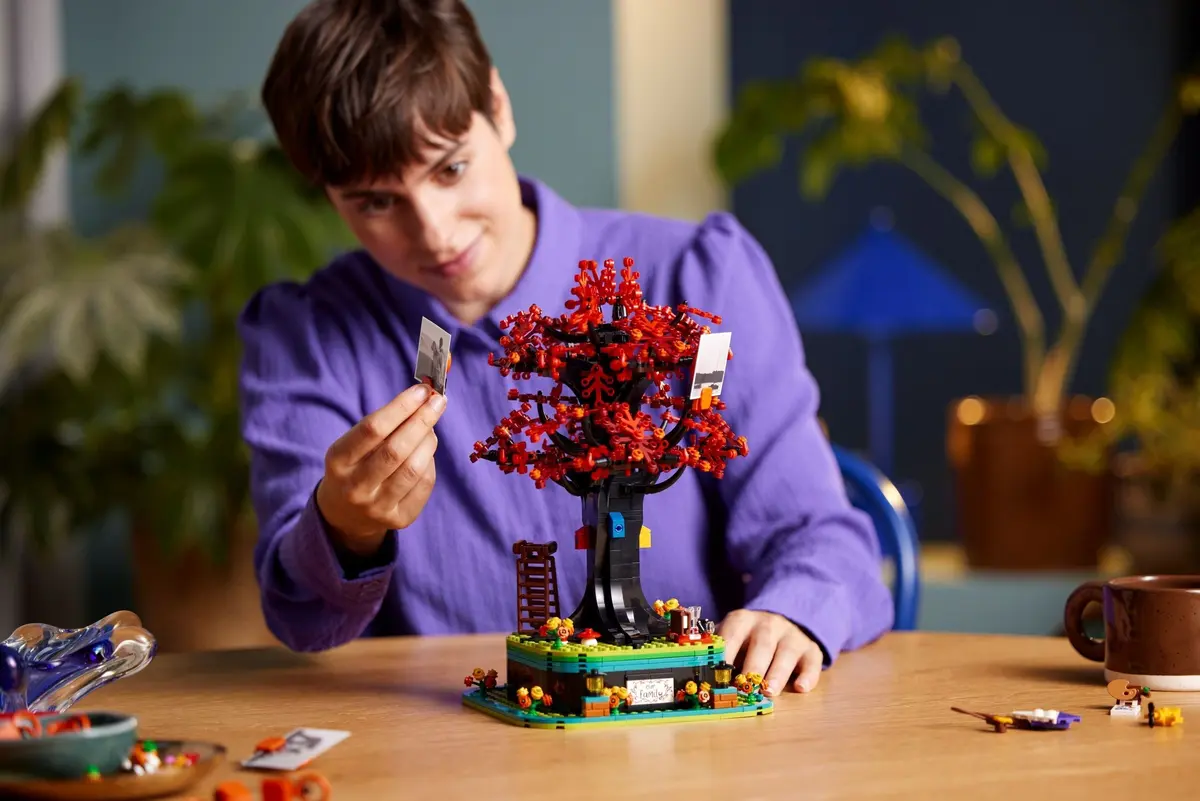 LEGO Ideas 21346 Family Tree set, image 7