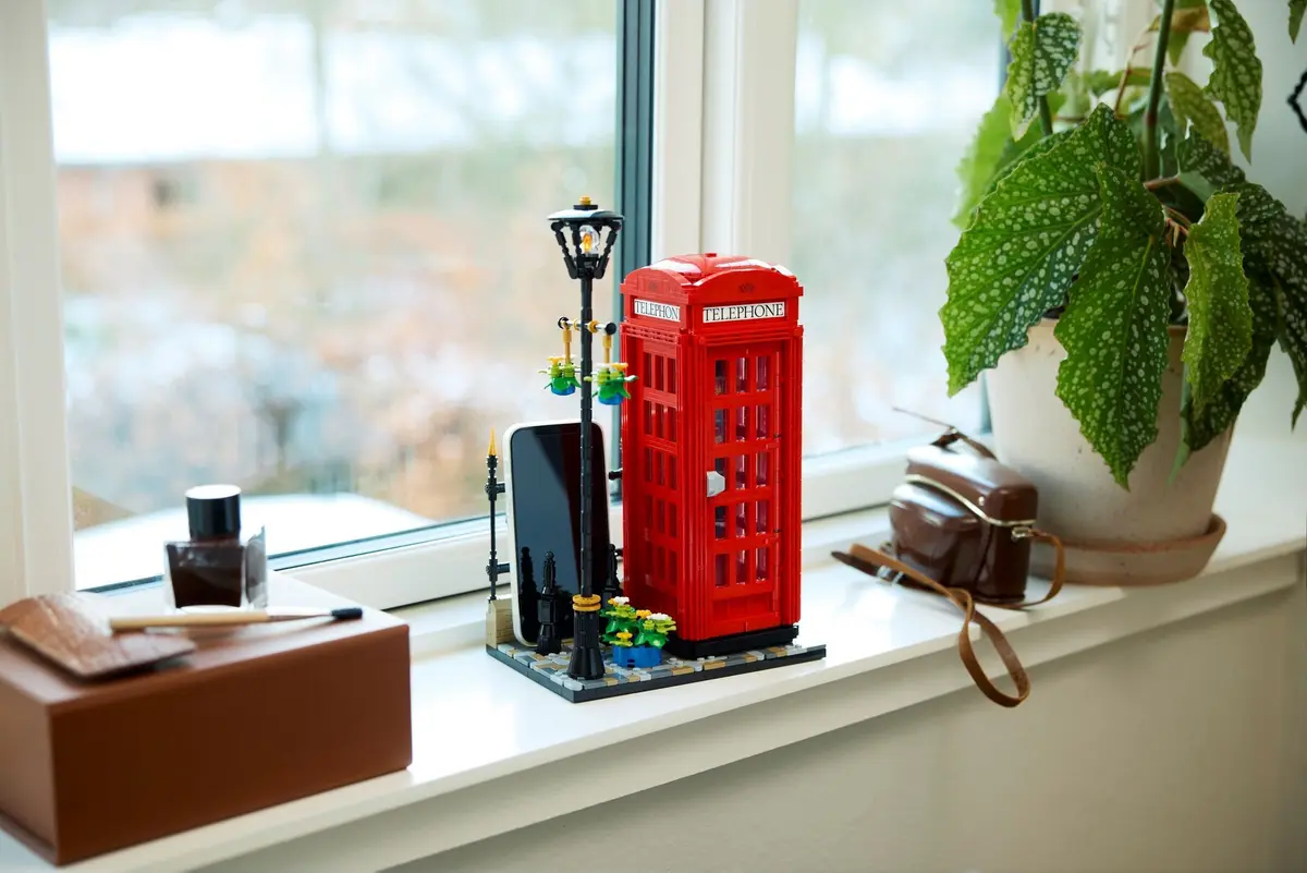 LEGO Ideas 21347 Red London Telephone Box set, image 10