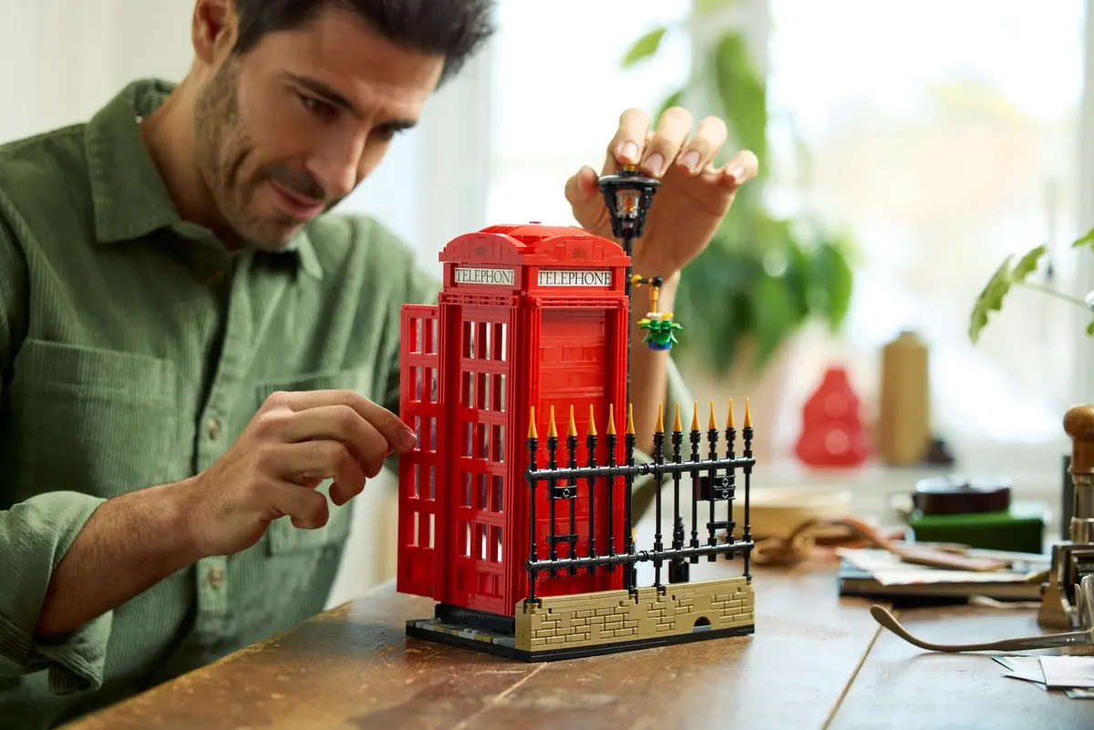 LEGO Ideas 21347 Red London Telephone Box set, image 9
