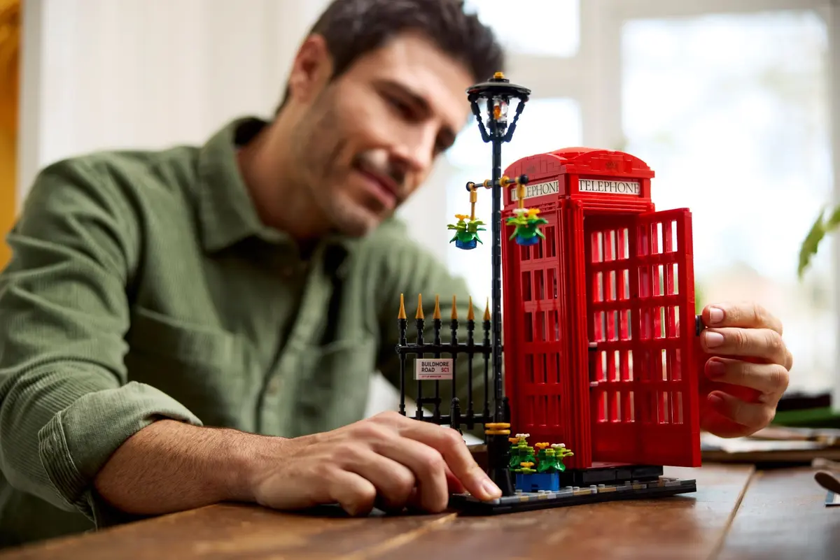 LEGO Ideas 21347 Red London Telephone Box set, image 8