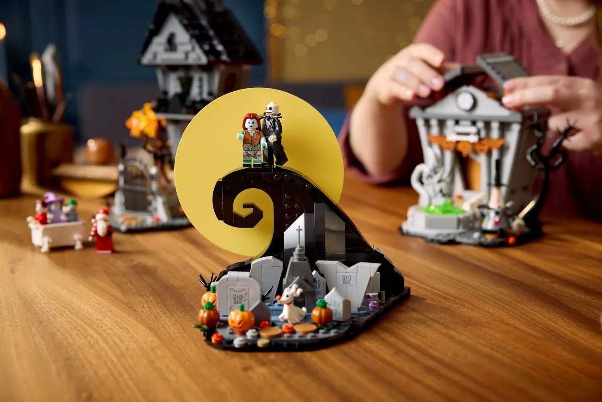 LEGO Ideas 21351 Disney Tim Burton's The Nightmare Before Christmas set, image 8