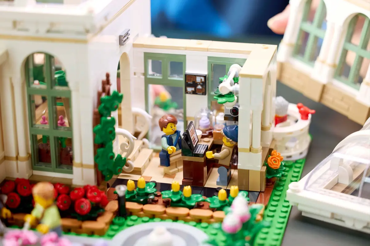 LEGO Ideas 21353 The Botanical Garden set, image 6