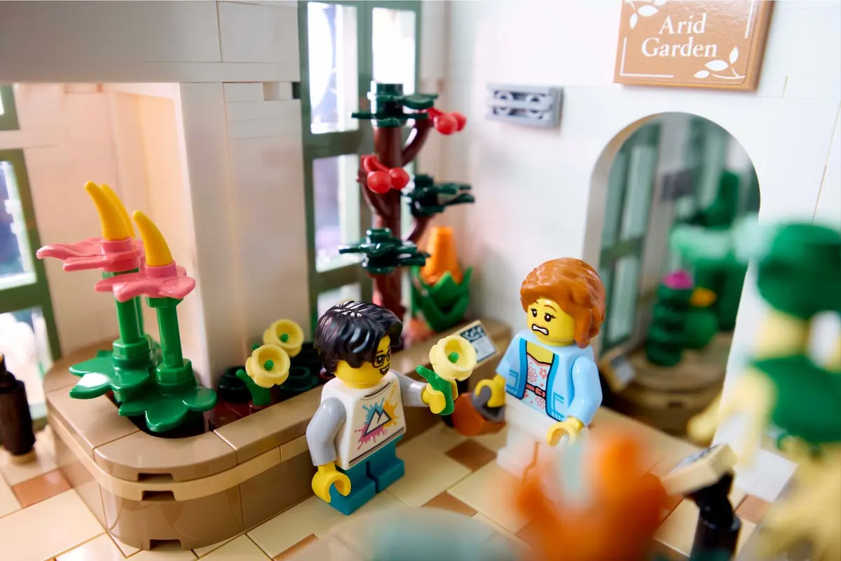 LEGO Ideas 21353 The Botanical Garden set, image 9
