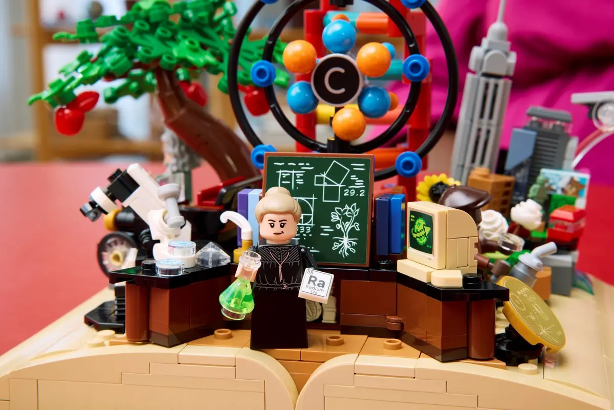 LEGO Ideas 21355 The Evolution of STEM set, image 4