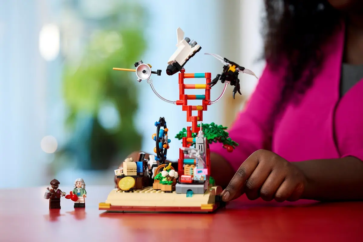 LEGO Ideas 21355 The Evolution of STEM set, image 5