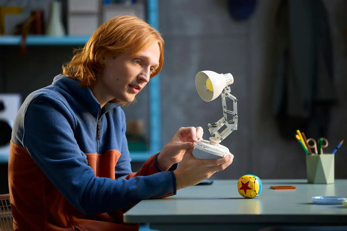 LEGO Ideas 21357 Disney Pixar Luxo Jr. set, image 5