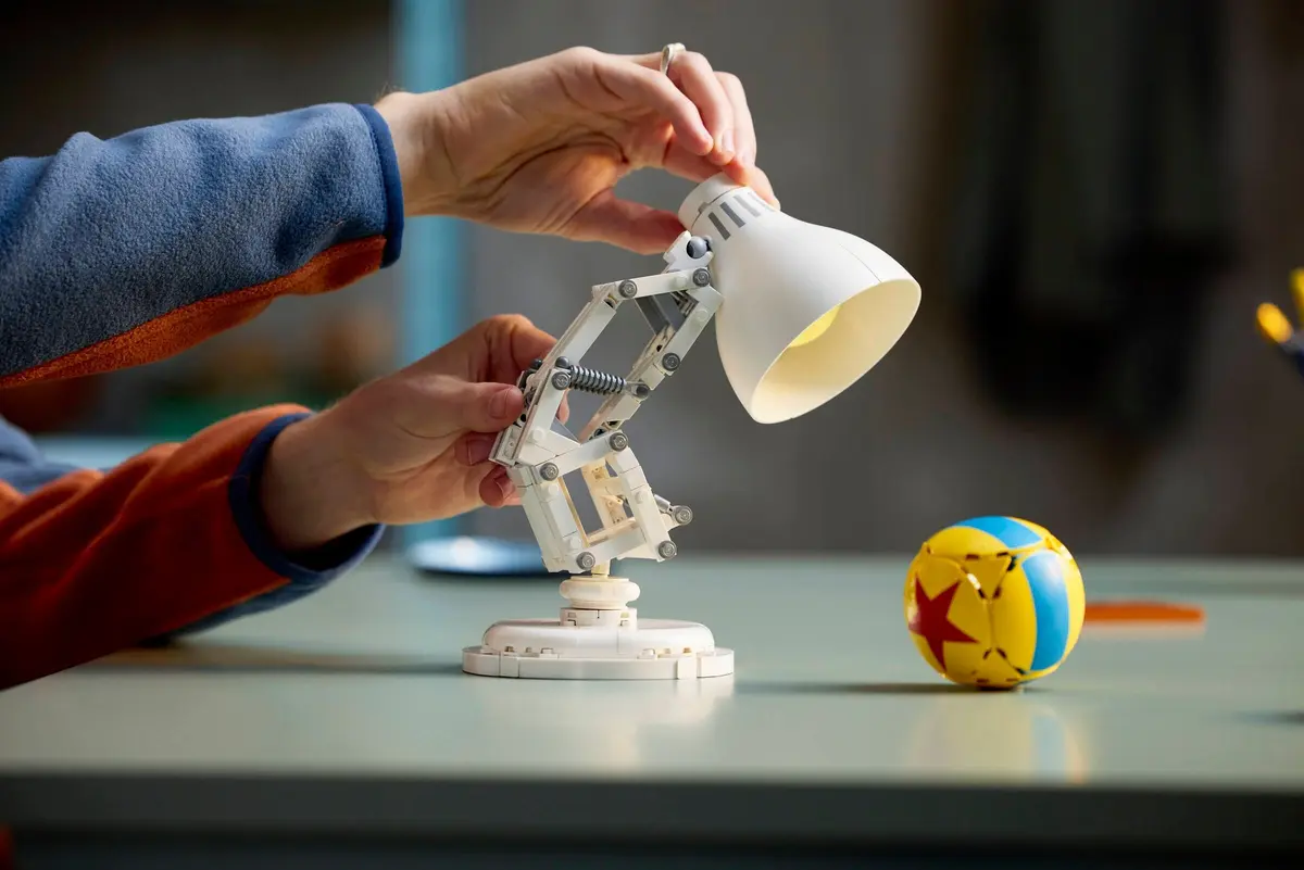 LEGO Ideas 21357 Disney Pixar Luxo Jr. set, image 4