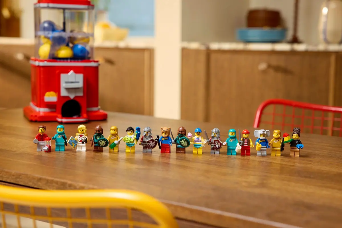 LEGO Ideas 21358 Minifigure Vending Machine set, image 6