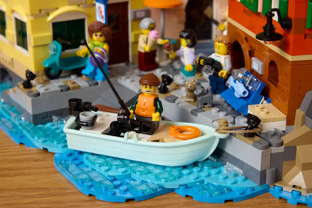 LEGO Ideas 21359 Italian Riviera set, image 5