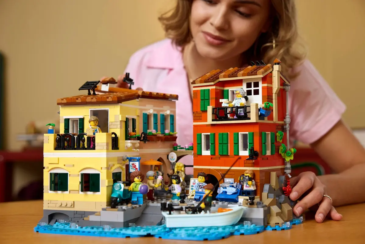 LEGO Ideas 21359 Italian Riviera set, image 8