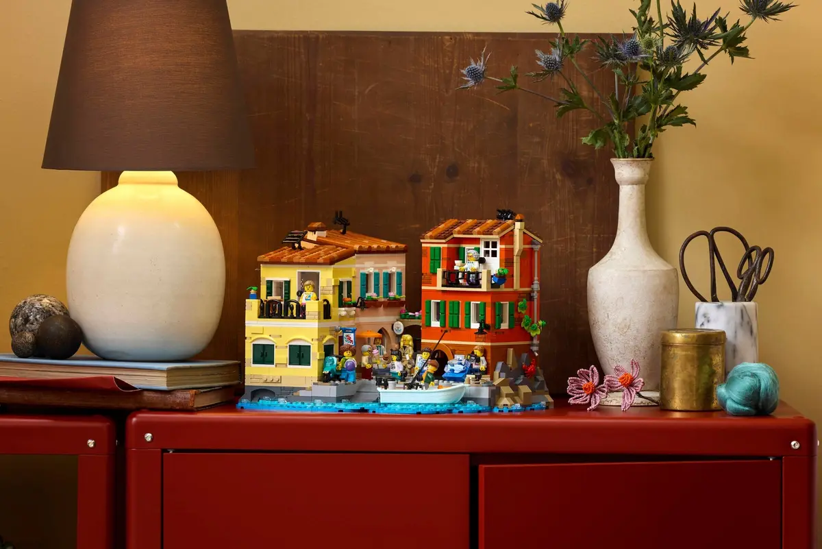 LEGO Ideas 21359 Italian Riviera set, image 9