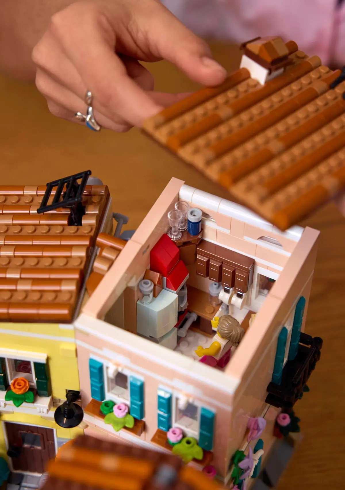 LEGO Ideas 21359 Italian Riviera set, image 4