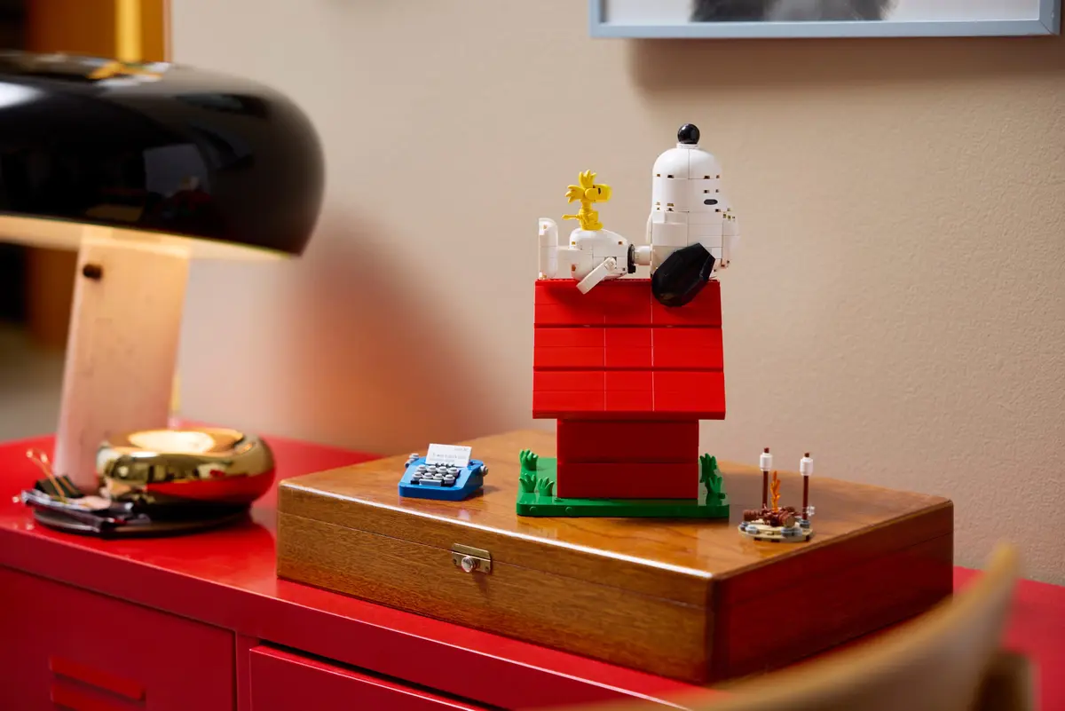 LEGO Ideas 21368 Peanuts: Snoopy's Doghouse set, image 9