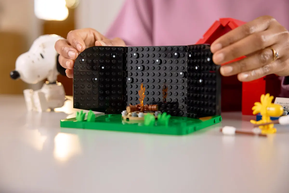 LEGO Ideas 21368 Peanuts: Snoopy's Doghouse set, image 6