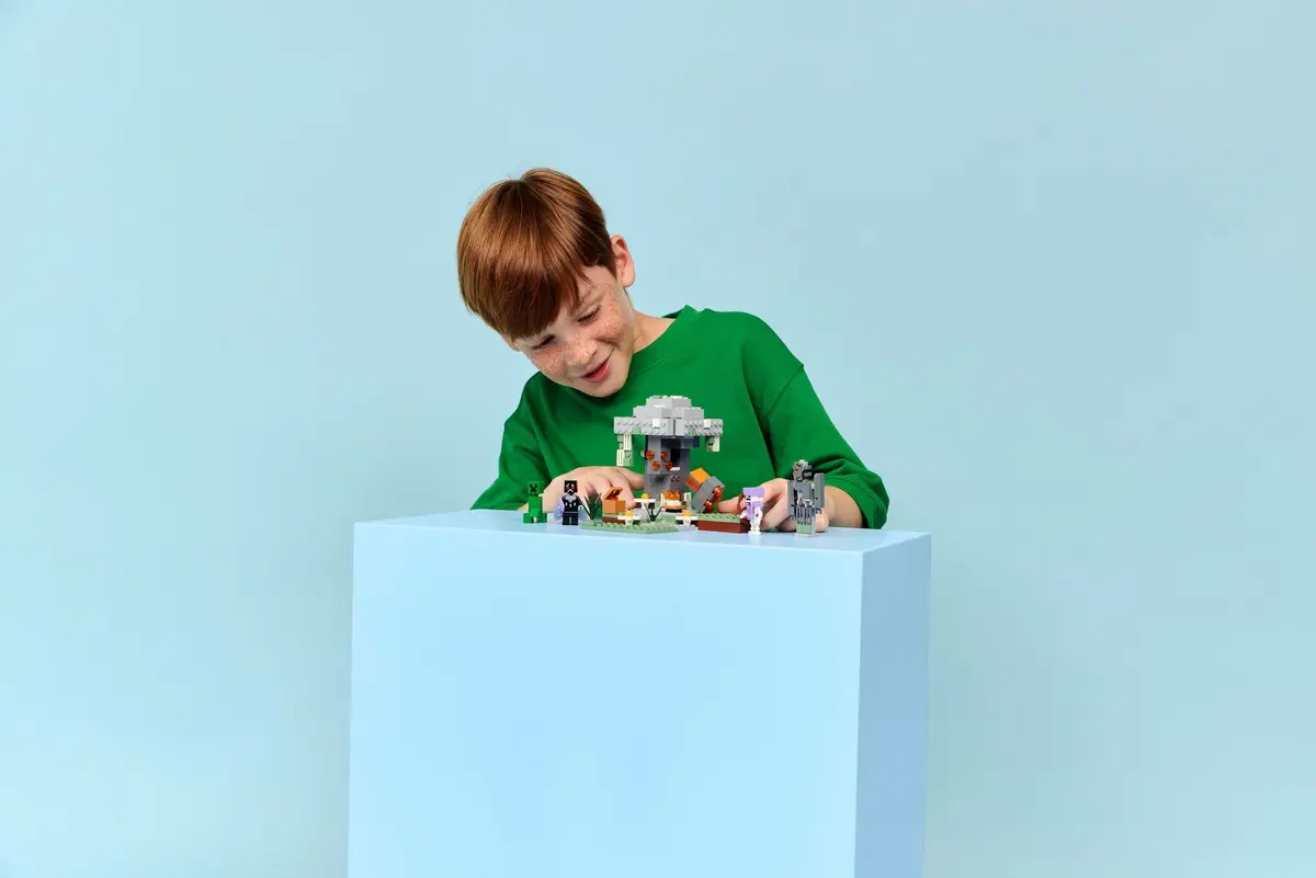 LEGO Minecraft 21586 The Pale Garden set, image 7