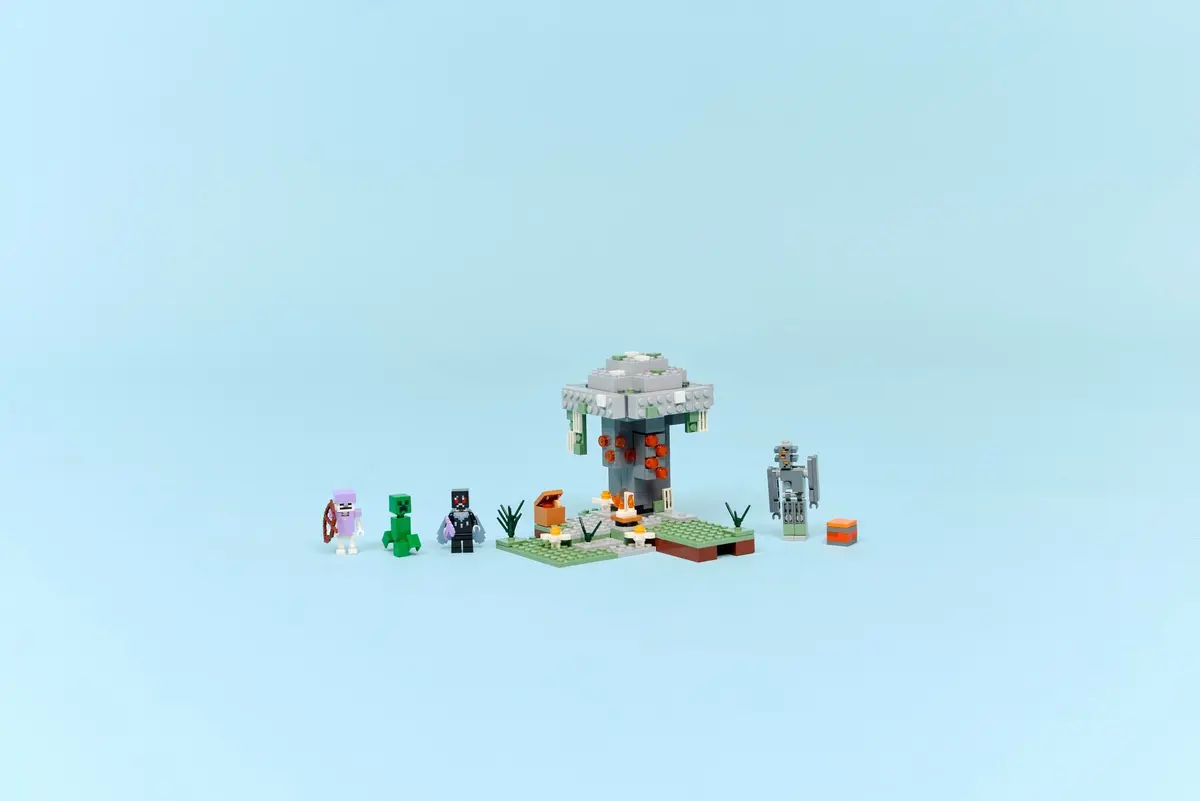 LEGO Minecraft 21586 The Pale Garden set, image 8