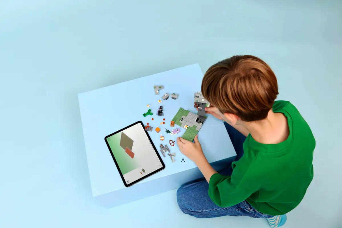 LEGO Minecraft 21586 The Pale Garden set, image 4