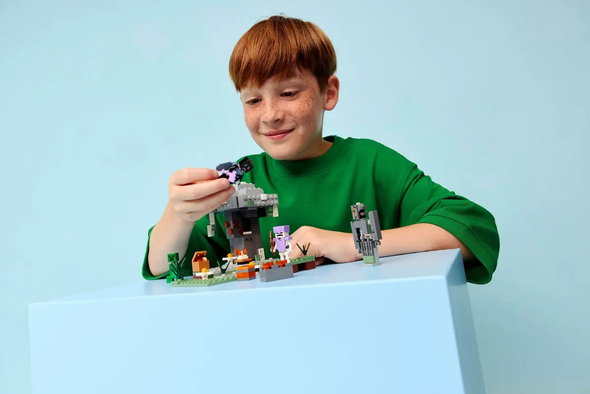LEGO Minecraft 21586 The Pale Garden set, image 6
