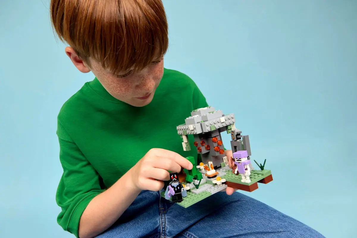 LEGO Minecraft 21586 The Pale Garden set, image 5