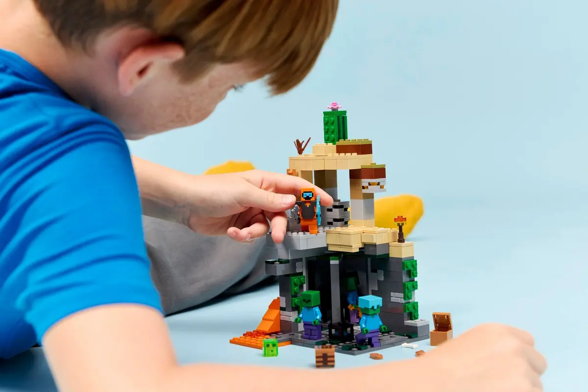 LEGO Minecraft 21587 Zombie Dungeon set, image 6