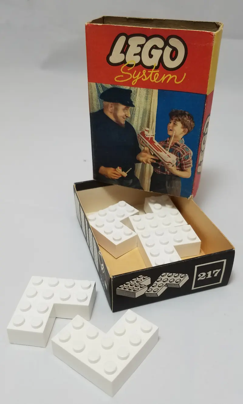 LEGO System 217 4 x 4 Corner Bricks set