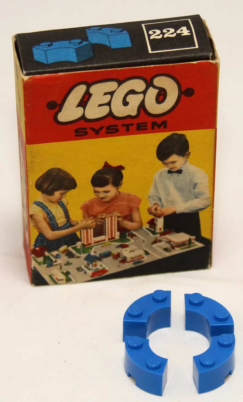 LEGO System 224 2 x 2 Curved Bricks set, image 2