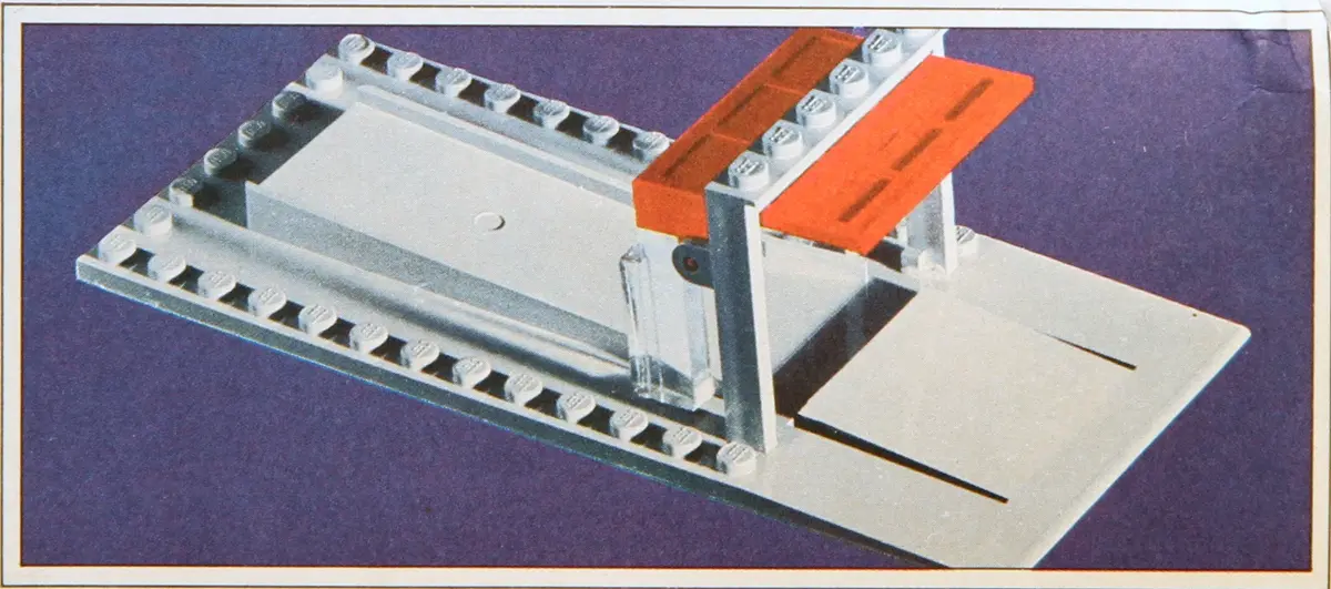 LEGO System 235 Garage Plate and Door (White Base and Door Frame) set, image 2