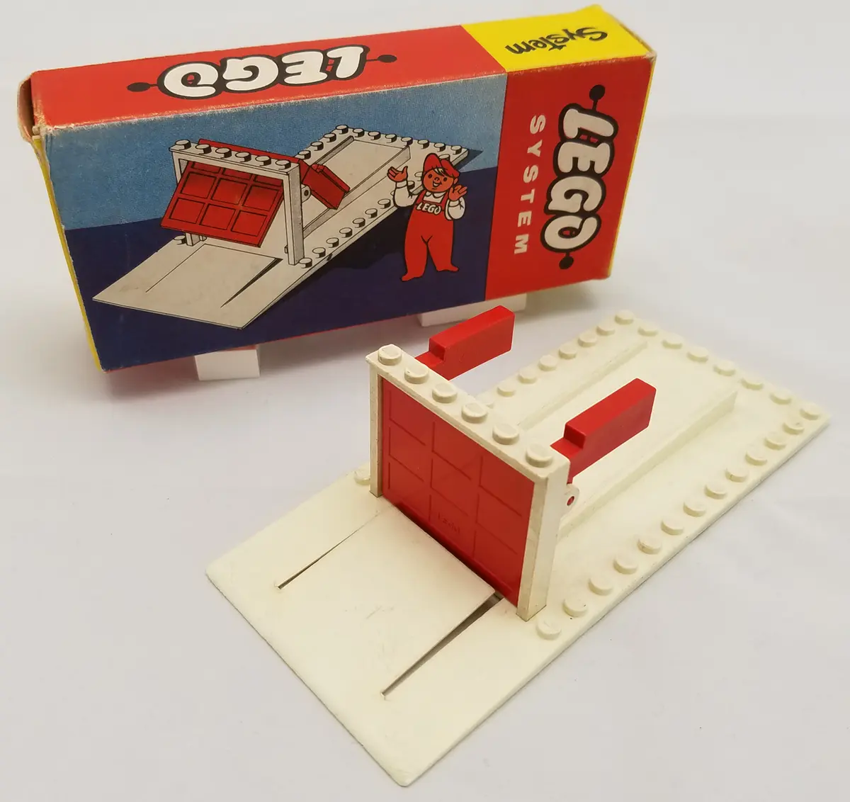 LEGO System 235 Garage Plate and Door (White Base and Door Frame) set