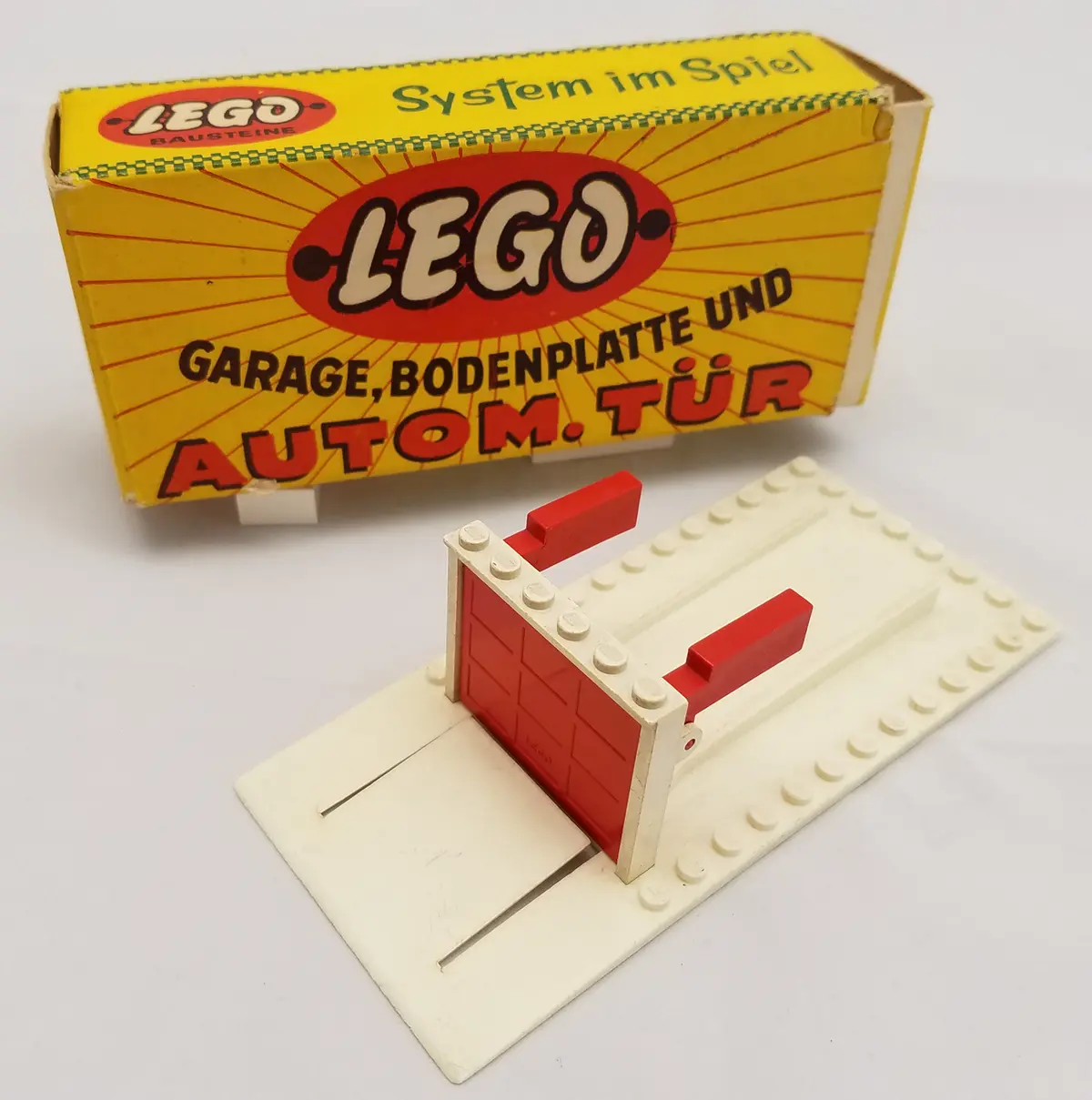 LEGO System 235 Garage Plate and Door (White Base and Door Frame) set, image 6