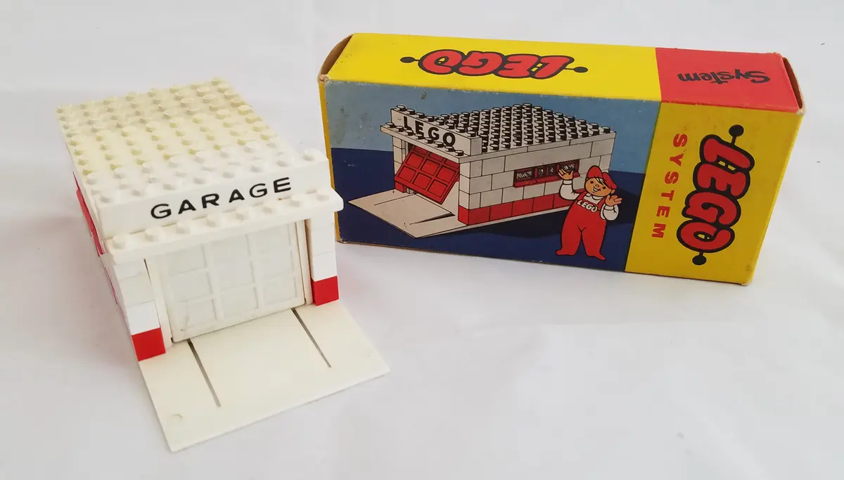 LEGO System 236 Garage with Automatic Door (White base and door frame) set