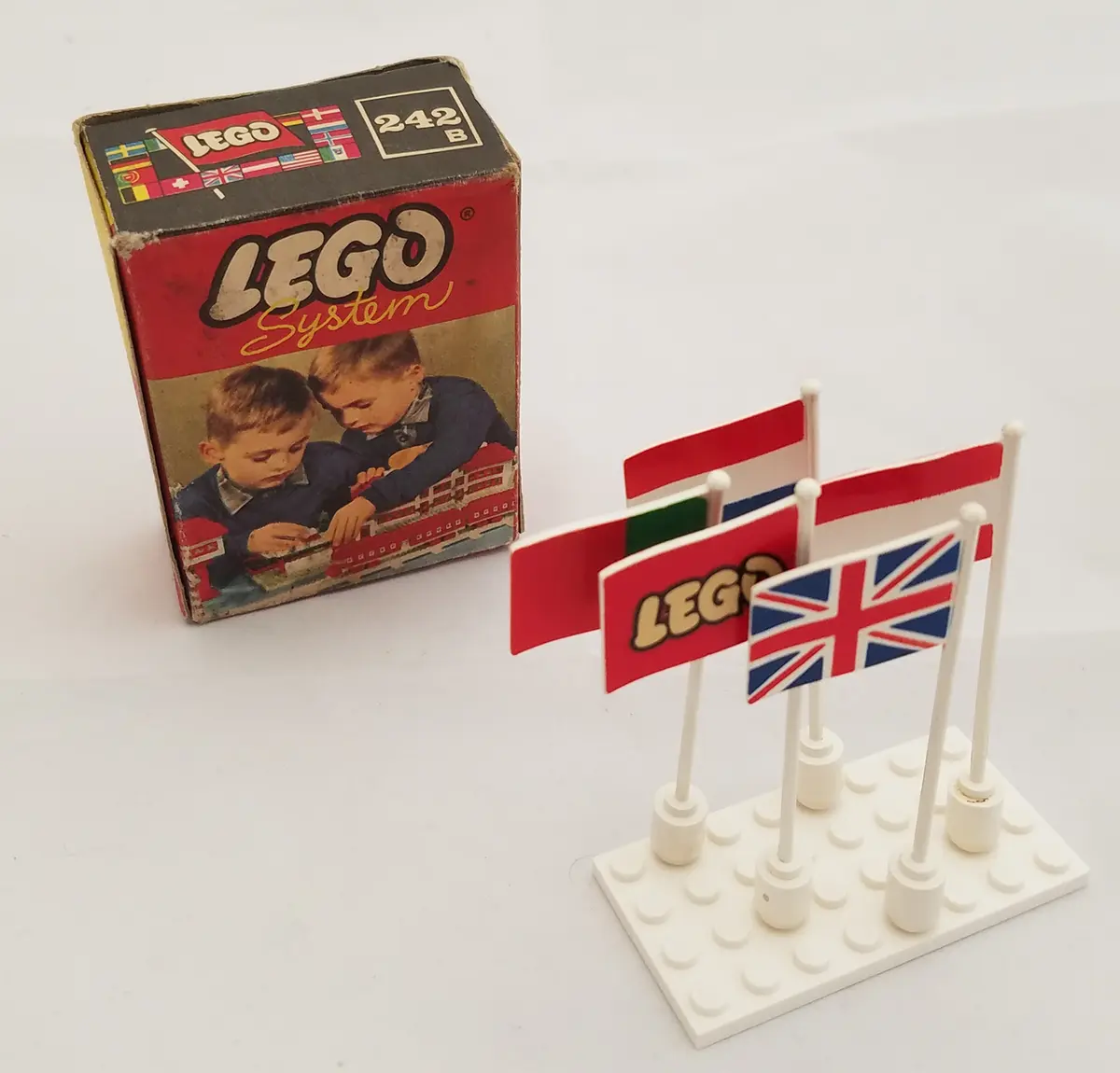 LEGO System 242B International Flags - Britain, France, Austria, Portugal, LEGO set