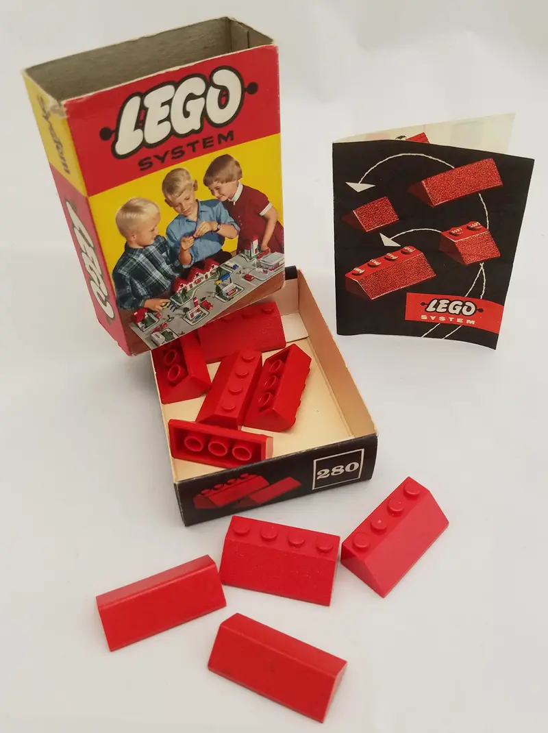 LEGO System 280 Sloping Roof Bricks, Red set