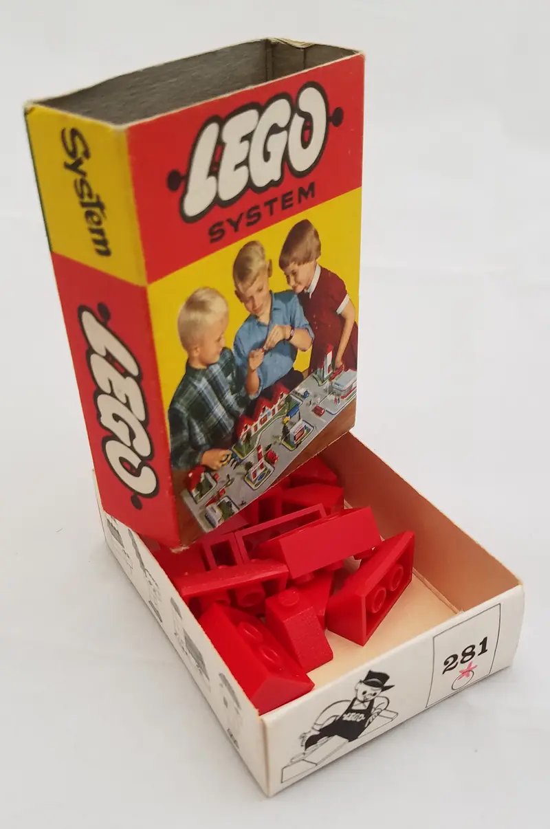 LEGO System 281 1 x 2 and 3 x 2 Sloping Bricks, Red set, image 2